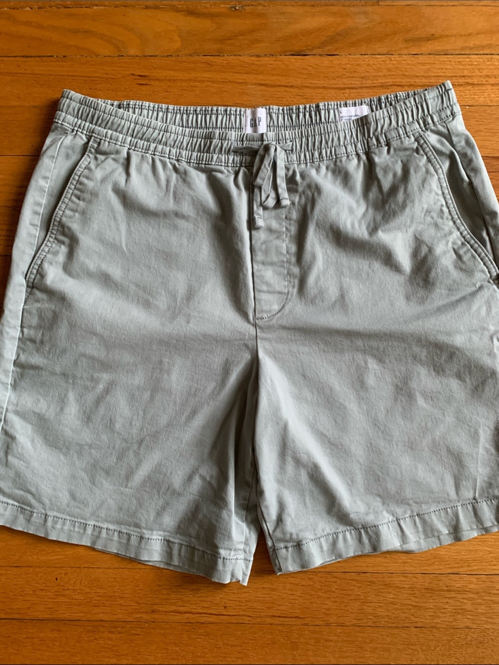 GAP Gray Easy Essential 7” Men’s Shorts (Large)
